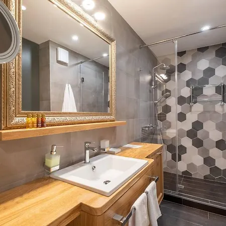 3 Luxurious Aprts + 2 Free Parking Spaces + 10 Ppl Sofía