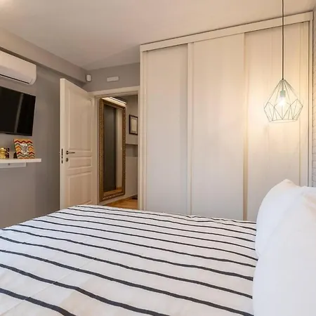 3 Luxurious Aprts + 2 Free Parking Spaces + 10 Ppl Apartamento