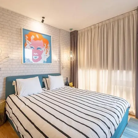 3 Luxurious Aprts + 2 Free Parking Spaces + 10 Ppl Apartamento
